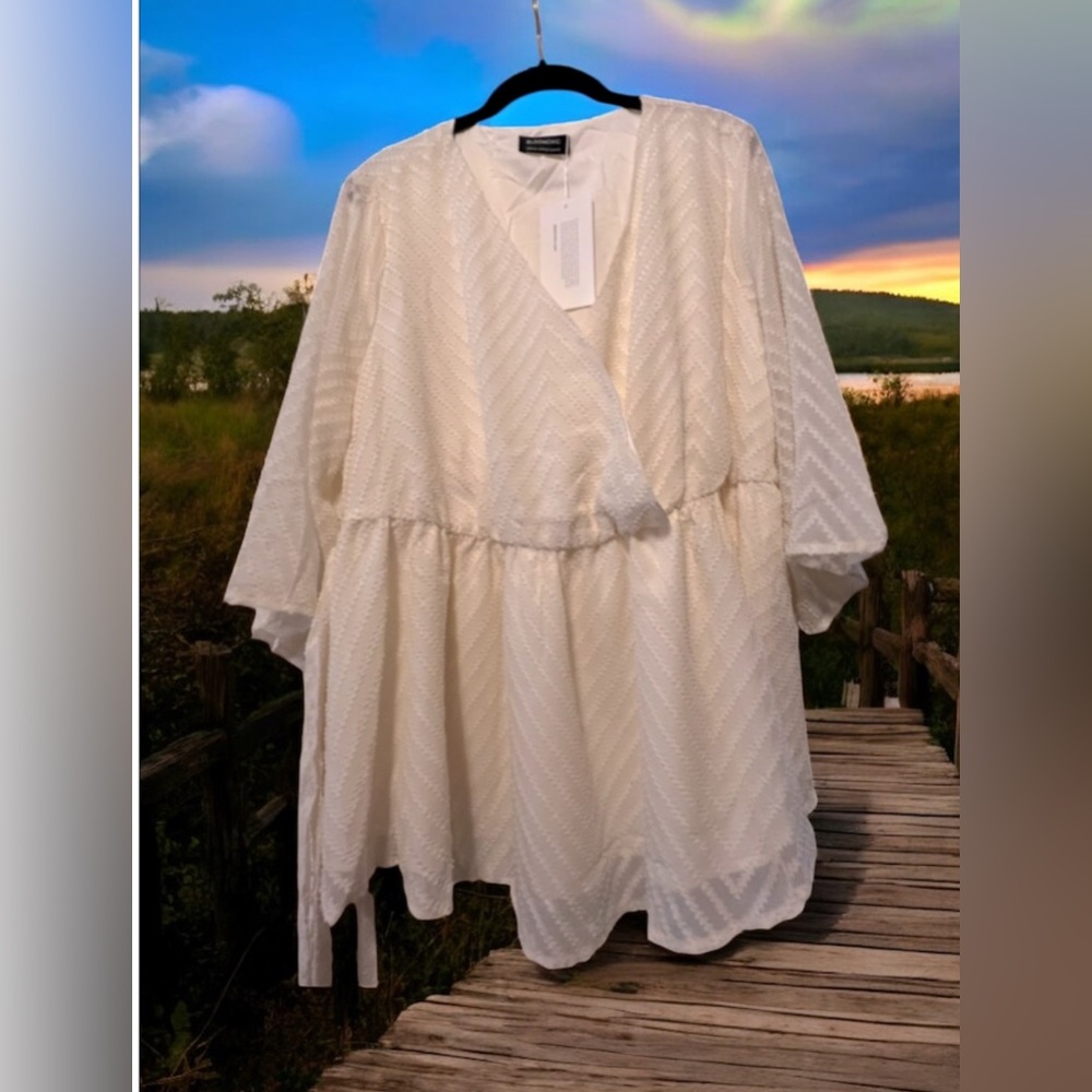 NWT: 14/16 cream colored top